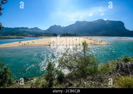 Panoramablick auf den Strand von Oriñon. Stockfoto