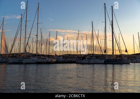 Hafen in Biograd Stadt bei Sonnenuntergang in Kroatien Stockfoto