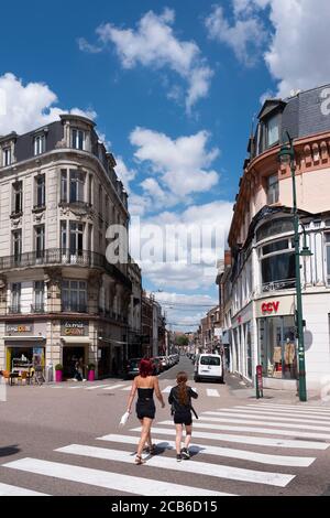Frau und Mädchen überqueren die Straße in französisch Stadt Objektiv Stockfoto