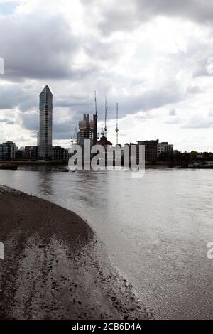 Blick über die Themse zu Lots Rd Contruction in Chelsea, London Großbritannien Stockfoto