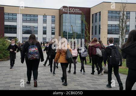 Die Schüler kommen an der Kelso High School an den schottischen Grenzen an, während die Schulen in Schottland am Dienstag beginnen, wieder zu eröffnen, weil sie sich Sorgen um die Sicherheit machen, während der Coronavirus-Pandemie in den Klassenzimmer zurückzukehren. Stockfoto