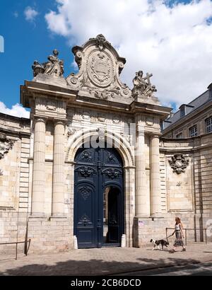 Frau und Hund Pass Veranda des Museums in arras auf Sonniger Tag Stockfoto