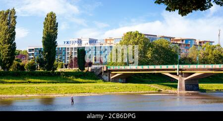 UZHHOROD, UKRAINE - 04. JUNI 2017. Schöner sonniger Morgen in uzhgorod. Ufer der uzh im Sommer Stockfoto