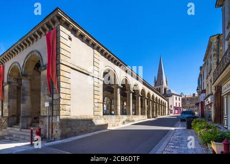 Außenansicht der alten, aus Stein gebauten überdachten Markthalle in Airvault, Deux-Sèvres, Frankreich. Stockfoto