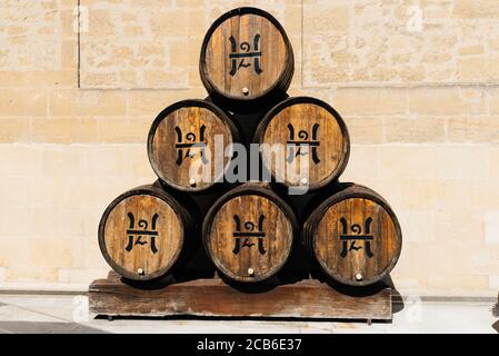 HARO, Spanien - 6. August 2020: Alte Eichenfässer im Weingut Lopez Heredia Stockfoto