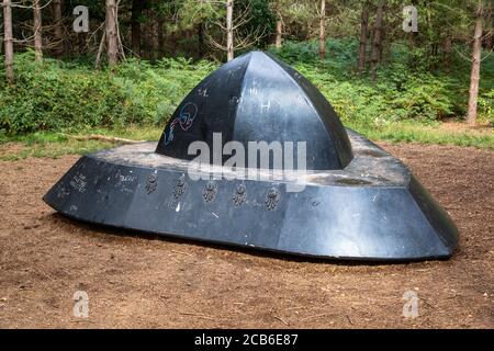 UFO-Raumsonde Skulptur an vermeintlicher Landeplatz, Rendlesham Forest, Suffolk, England, UK einige Graffiti Stockfoto