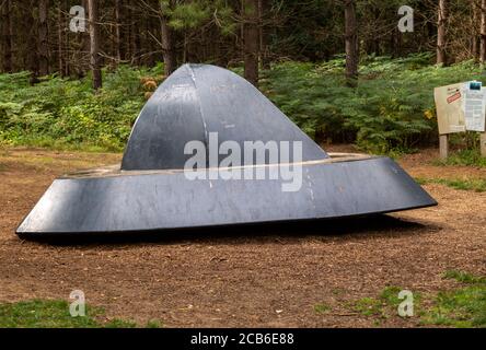 UFO Raumsonde Skulptur an vermeintlicher Landeplatz, Rendlesham Forest, Suffolk, England, Großbritannien Stockfoto