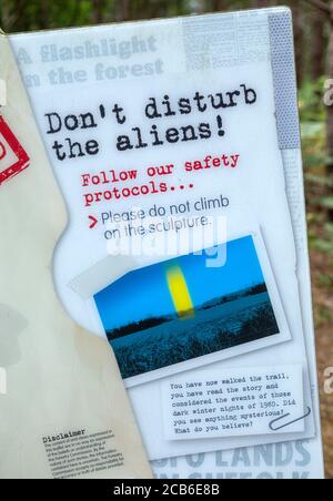 UFO-Informationen an angeblicher Landeplatz, Rendlesham Forest, Suffolk, England, Großbritannien Stockfoto