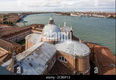 Venedig, Kirche San Giorgio Maggiore, Kuppel und Dächer nach Westen, links Giudecca-Insel, rechts Lagunenstadt Stockfoto