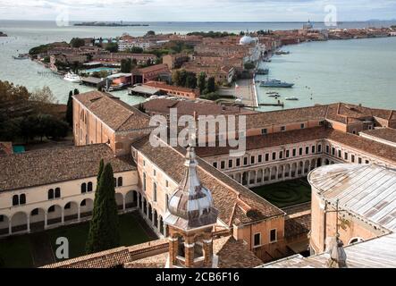 Venedig, Kirche San Giorgio Maggiore, 1565-1610 von Andrea Palladio, Blick vom Turm in die Kreuzgänge, hinten Giudecca-Insel Stockfoto