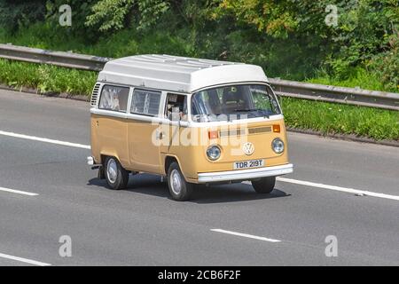 1979 70er Jahre Beige weiß 1984 ccm VW Volkswagen Kombi, Wohnwagen und Wohnmobile, Wohnmobile auf Großbritanniens Straßen, Wohnmobil, Familienurlaub, Caravanette Urlaub, Touren Caravan Urlaub, Umbauten von Transportern, VANAGON Autohome, Leben auf der Straße der 70er Jahre, Bay Window Dormobile UK Stockfoto