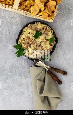 Vertikale Ausrichtung der italienischen Pasta Tagliatelle mit Pfifferlinge Pilze Stockfoto