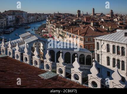 Venedig, Canal Grande, Blick vom Dach der Fondaca dei Tedeschi nach Westen, rechts Palazzo dei Camerlenghi, unten Rialtobrücke, darüber Canal Grande, Stockfoto