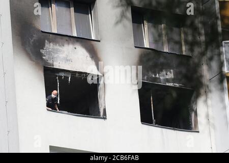 Bohumin, Tschechische Republik. August 2020. Ein Fertighaus in Bohumin, Tschechische Republik, ist am 11. August 2020 zu sehen, elf Menschen starben in dem Haus durch einen Feuerangriff am 8. August. Alle 11 Opfer des Bohumin-Hauses wohnten in einer Wohnung im 11. Stock, wo ein Feuer ausbrach. Sechs starben im Inneren, fünf nach dem Sprung aus dem Fenster. Alles deutet darauf hin, dass tödliche Bohumin Feuer Brandanschlag war. Zu den Opfern gehören drei Kinder. Kredit: Petr Sznapka/CTK Foto/Alamy Live Nachrichten Stockfoto