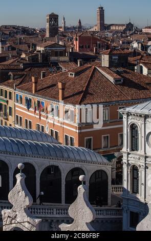 Venedig, Blick vom Dach der Fondaca dei Tedeschi nach Westen, rechts die Ecke des Palazzo dei Camerlenghi, unten Rialtobrücke, oben rechts Frari-Kirch Stockfoto