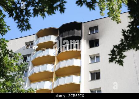 Bohumin, Tschechische Republik. August 2020. Ein Fertighaus in Bohumin, Tschechische Republik, ist am 11. August 2020 zu sehen, elf Menschen starben in dem Haus durch einen Feuerangriff am 8. August. Alle 11 Opfer des Bohumin-Hauses wohnten in einer Wohnung im 11. Stock, wo ein Feuer ausbrach. Sechs starben im Inneren, fünf nach dem Sprung aus dem Fenster. Alles deutet darauf hin, dass tödliche Bohumin Feuer Brandanschlag war. Zu den Opfern gehören drei Kinder. Kredit: Petr Sznapka/CTK Foto/Alamy Live Nachrichten Stockfoto