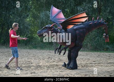 08 August 2020 Brandenburg Muncheberg Christian Scholle Ziefuss Zeigt Dem Drachen Faffmir Den Weg In Die Gegend Der Sunbow Ranch Seit Einigen Wochen Gibt Es Proben Auf Der Sunbow Ranch Fur Das Rittertheater The Legend