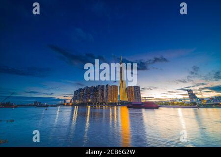 Sunset at Landmark 81 ist ein super hoher Wolkenkratzer im Zentrum von Ho Chi Minh City, Vietnam und Saigon Brücke mit Entwicklungsgebäuden, Energie Energie infras Stockfoto