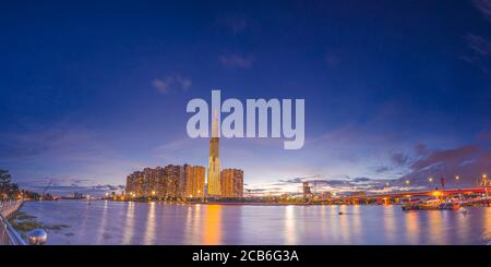 Sunset at Landmark 81 ist ein super hoher Wolkenkratzer im Zentrum von Ho Chi Minh City, Vietnam und Saigon Brücke mit Entwicklungsgebäuden, Energie Energie infras Stockfoto