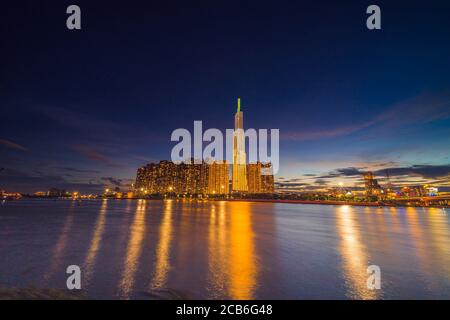 Sunset at Landmark 81 ist ein super hoher Wolkenkratzer im Zentrum von Ho Chi Minh City, Vietnam und Saigon Brücke mit Entwicklungsgebäuden, Energie Energie infras Stockfoto