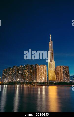 Sunset at Landmark 81 ist ein super hoher Wolkenkratzer im Zentrum von Ho Chi Minh City, Vietnam und Saigon Brücke mit Entwicklungsgebäuden, Energie Energie infras Stockfoto