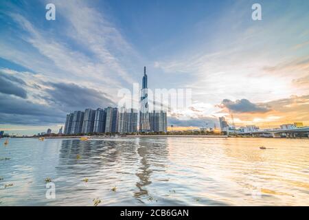 Sunset at Landmark 81 ist ein super hoher Wolkenkratzer im Zentrum von Ho Chi Minh City, Vietnam und Saigon Brücke mit Entwicklungsgebäuden, Energie Energie infras Stockfoto