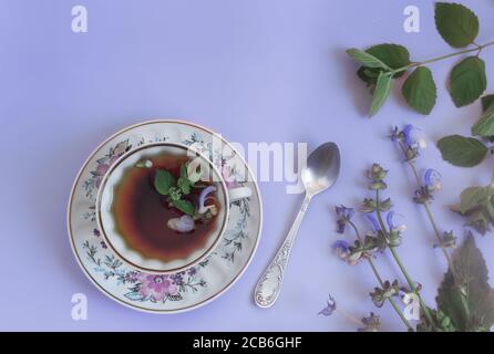 Kräutertee mit Salbei und Minzblättern. Stockfoto