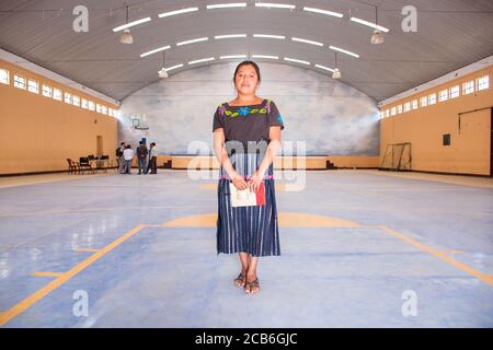 Guatemala-Stadt / Guatemala - 27. August 2015: Portrait der indigenen Frau mit Notizbuch in der Hand im Aktivitätsraum der öffentlichen Schule Stockfoto