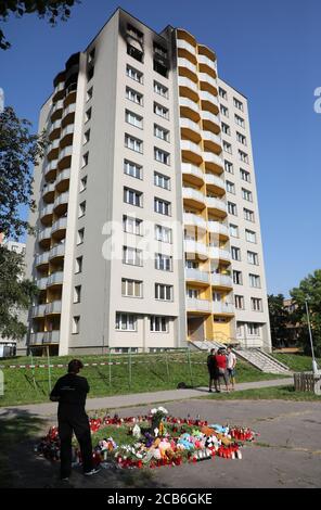 Bohumin, Tschechische Republik. August 2020. Brennende Kerzen für die Opfer des Brandanschlags in Bohumin, Tschechische Republik, am 11. August 2020. Elf Menschen starben bei einem Brand in einem Fertighaus in Bohumin, Tschechien, am 8. August. Alle 11 Opfer des Bohumin-Hauses wohnten in einer Wohnung im 11. Stock, wo ein Feuer ausbrach. Sechs starben im Inneren, fünf nach dem Sprung aus dem Fenster. Alles deutet darauf hin, dass tödliche Bohumin Feuer Brandanschlag war. Zu den Opfern gehören drei Kinder. Kredit: Petr Sznapka/CTK Foto/Alamy Live Nachrichten Stockfoto