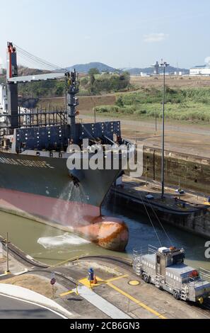 Der Bug des Containerschiffes Hansa Europe in die Miraflores Schleuse auf dem Panamakanal, Panama, niedrige Wasserseite Stockfoto