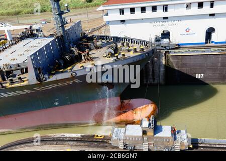 Der Bug des Containerschiffes Hansa Europe in die Miraflores Schleuse auf dem Panamakanal, Panama, niedrige Wasserseite Stockfoto