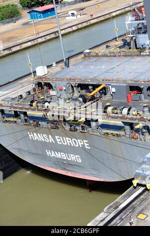 Das Heck des Containerschiffes Hansa Europe, das die Schleuse Miraflores auf dem Panamakanal verlässt, Panama High Water Side Stockfoto