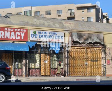 Los Angeles, Usa. August 2020. Am Montag, den 10. August 2020, kommt eine Frau am Sunset Blvd. In der Nähe der Innenstadt von Los Angeles vorbei. Kleine Unternehmen sind wieder in der Schwebe, da der Ausbruch des Coronavirus tobt und das Hilfsprogramm der Regierung mit 659 Milliarden Dollar zu Ende geht. Foto von Jim Ruymen/UPI Kredit: UPI/Alamy Live Nachrichten Stockfoto