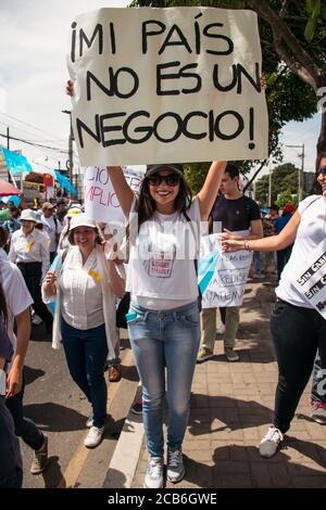 Guatemala City / Guatemala - 27. August 2015 Jugendliche aus Guatemala mit Protestplakaten gegen die korrupte Regierung, die auf den Straßen demonstrierten Stockfoto