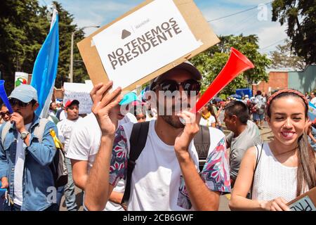 Guatemala City / Guatemala - 27. August 2015 Jugendliche aus Guatemala mit Protestplakaten gegen die korrupte Regierung, die auf den Straßen demonstrierten Stockfoto