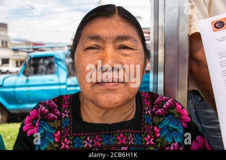 Guatemala-Stadt / Guatemala - 27. August 2015: Indigene Person sitzt an der Bushaltestelle in der Hauptstadt Stockfoto