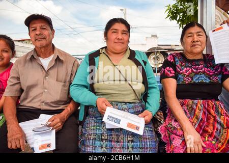 Guatemala-Stadt / Guatemala - 27. August 2015: Indigene Person sitzt an der Bushaltestelle in der Hauptstadt Stockfoto