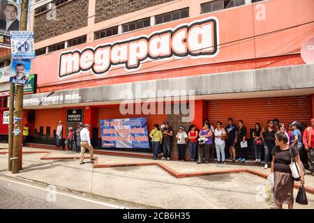 Guatemala City / Guatemala - 27. August 2015 Jugendliche aus Guatemala mit Protestplakaten gegen die korrupte Regierung, die auf den Straßen demonstrierten Stockfoto