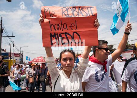 Guatemala City / Guatemala - 27. August 2015 Jugendliche aus Guatemala mit Protestplakaten gegen die korrupte Regierung, die auf den Straßen demonstrierten Stockfoto