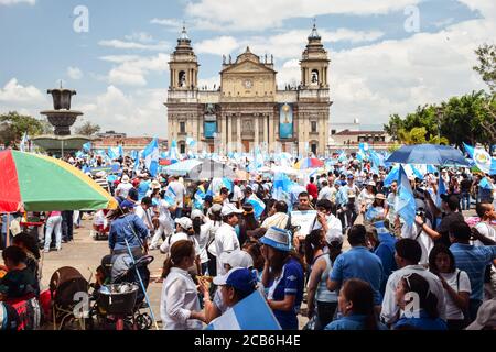 Guatemala-Stadt / Guatemala - 27. August 2015: Erhöhte Ansicht von Massenprotesten auf den Straßen gegen die korrupte Regierung von Guatemala Stockfoto