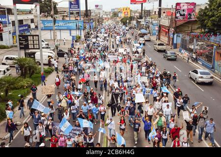 Guatemala-Stadt / Guatemala - 27. August 2015: Erhöhte Ansicht von Massenprotesten auf den Straßen gegen die korrupte Regierung von Guatemala Stockfoto