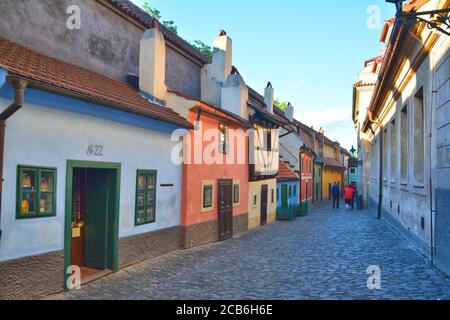 PRAG, TSCHECHISCHE REPUBLIK - 07. JUNI 2017 : Goldene Straße in Prag, Tschechische Republik. Hradcany Schlossgebiet. Stockfoto