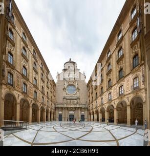 Überdachloser Innenhof vor der Fassade der Abtei von Montserrat, Barcelona, Katalonien, Spanien. Stockfoto