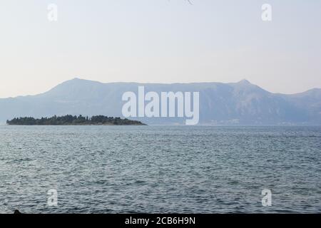 Blick auf die albanische Küste, die sich von der Fähre auf Korfu nähert Stockfoto