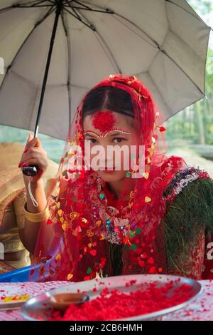 Nepalesische Braut aus der Tharu ethnische Gruppe in traditionellen Trachten, Chitwan, Nepal Stockfoto