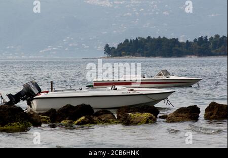 Schnellboote legten an der Küste Korfus an Stockfoto