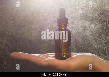 Hand halten bootle von biologischen und ökologischen pflanzlichen pharmazeutischen. Stockfoto