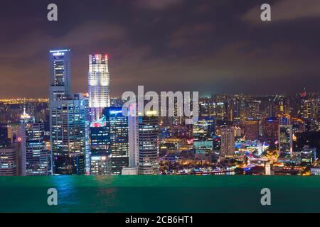 Innenstadt von zentralen Bankenviertel in der Nacht aus dem Infinity-Pool des Marina Bay Sands, Singapur betrachtet Stockfoto