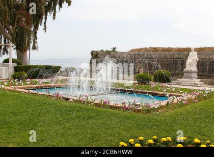 Statue des Hochkommissars Guilford mit Brunnen und Pools in den Boschetto Park Gardens Korfu Stockfoto