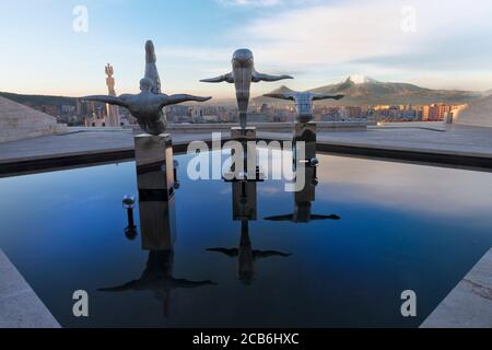 Moderne Sport Skulpturen reflektieren im Wasser, Jerewan Kaskade und Berg Ararat, Armenien, Nahost, Asien Stockfoto